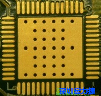 這是最不好的通孔設(shè)計，貫穿通孔直接擺放于QFN的接地散熱墊上，制造上無法確保其錫量，也就無法確保焊接良好。