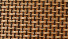 圖片只是示意圖，并不是真正的玻纖布，基本上由經(jīng)緯兩股材料交錯(cuò)編織而成，經(jīng)緯的交錯(cuò)間如果有空隙，就容易藏水分，所以一般會(huì)以透氣性來(lái)檢查其密合度。