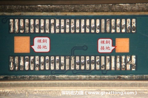 把板對板連接器全部移除，發(fā)現(xiàn)其下方板子共有兩個(gè)裸銅的方形設(shè)計(jì)。