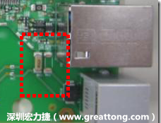 有人認(rèn)為電容旁邊已經(jīng)有螺絲將電路板固定于機(jī)殼上了，不應(yīng)該發(fā)生電路板彎曲的現(xiàn)象才對(duì)。