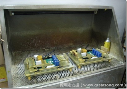 使用噴涂(Spraying)方式作業(yè)conformal coating時，需設備抽真空的設備，否則噴涂的物質會飄散到空氣當中，影響人體的健康。