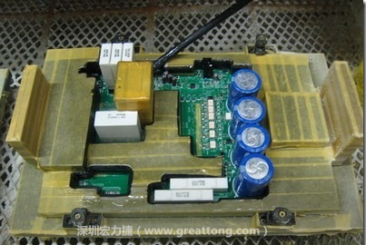 Conformal coating噴涂作業(yè)時可以使用治具把一些不可以噴涂到的地方及零件覆蓋起來，以免絕緣物質噴涂到一些需要作導電接觸的地方。