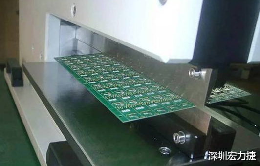 基本上V-Cut就是破壞板子結(jié)構(gòu)的元兇，因為V-Cut就是在原來一大張的板材上切出溝槽來，所以V-Cut的地方就容易發(fā)生變形。