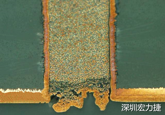 PCB設(shè)計(jì)之導(dǎo)電孔塞孔工藝 導(dǎo)電孔Via hole又名導(dǎo)通孔，為了達(dá)到客戶要求，導(dǎo)通孔必須塞孔，經(jīng)過大量的實(shí)踐，改變傳統(tǒng)的鋁片塞孔工藝，用白網(wǎng)完成板面阻焊與塞孔。生產(chǎn)穩(wěn)定，質(zhì)量可靠。