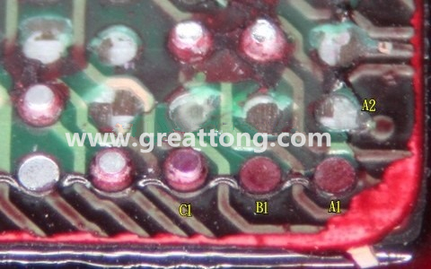 下圖是紅墨水測試后將PCB板子拿回來側(cè)一個角度拍攝的照片，就可以很清楚的看到錫球黏在PCB端，或不在PCB端。