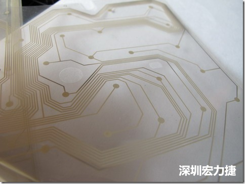 下面第二個(gè)圖則是另一片也有著按鍵線路的PTF，當(dāng)上、下兩面PTF的按鍵結(jié)點(diǎn)互相接觸后就可以計(jì)算出是哪個(gè)按鍵被按下了?？墒钱?dāng)按鍵沒(méi)有按下時(shí)，上下兩片PTF的線路則是分開(kāi)的，所以上圖那片PTF的線路上面其實(shí)還另外覆蓋了另一層透明的PET作為絕緣層，只露出了需要在鍵盤(pán)按下時(shí)才會(huì)碰觸的接觸點(diǎn)，因?yàn)檫@些材質(zhì)使用的都是Polymer，所以才撐這樣的技術(shù)為Polydome(聚合簧片)。