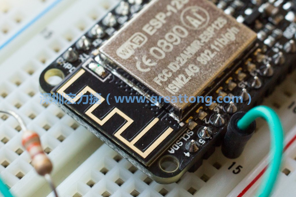 Adafruit Feather板上的無線電天線。