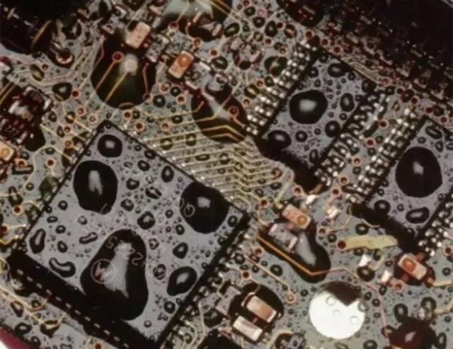 經(jīng)過涂覆工藝后的PCB，在表面形成透明的保護(hù)膜，能有效防止水珠和潮氣侵入，避免漏電和短路。