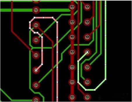 通過自動(dòng)優(yōu)化導(dǎo)線形狀消除導(dǎo)線打彎(用線段近似弧線只是為了顯示沒有弧線的任何角度例子)。