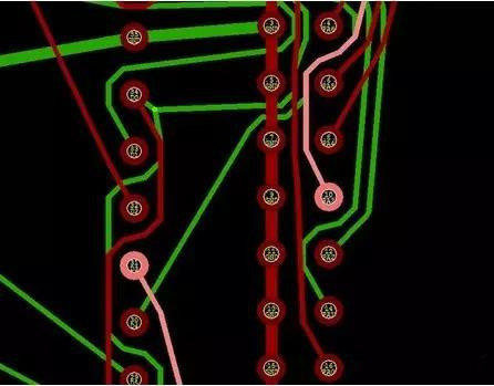 通過自動(dòng)優(yōu)化導(dǎo)線形狀消除導(dǎo)線打彎(用線段近似弧線只是為了顯示沒有弧線的任何角度例子)。