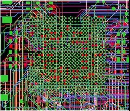 圖18：BGA布線。(頂部)傳統(tǒng)的自動(dòng)布線器。38個(gè)網(wǎng)絡(luò)沒有完成布線。(底部)任意角度的拓?fù)涫阶詣?dòng)布線器。所有網(wǎng)絡(luò)都完成了布線。