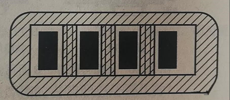 在兩個(gè)焊盤(pán)之間有導(dǎo)線通過(guò)時(shí)，應(yīng)采取PCB阻焊設(shè)計(jì)，以防止焊接短路